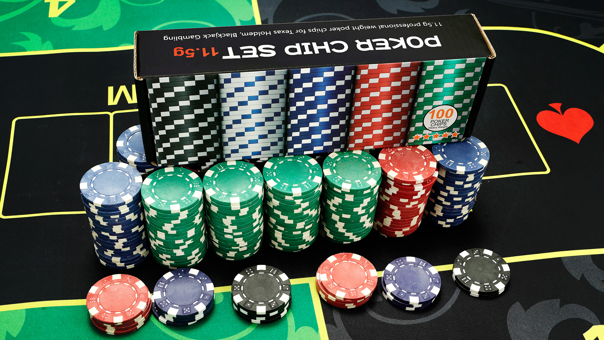 Moedas de ouro e fichas de cassino